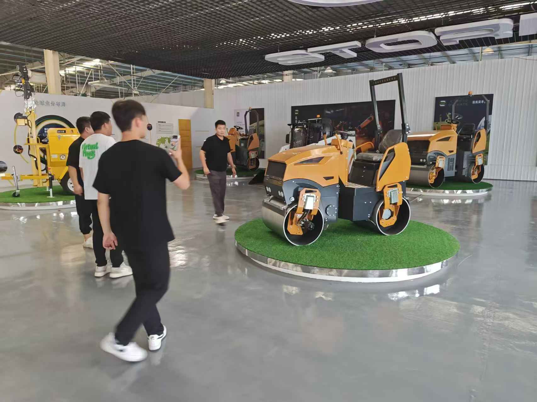 8月17日，國內客戶來我廠參觀考察奔馬小型壓路機